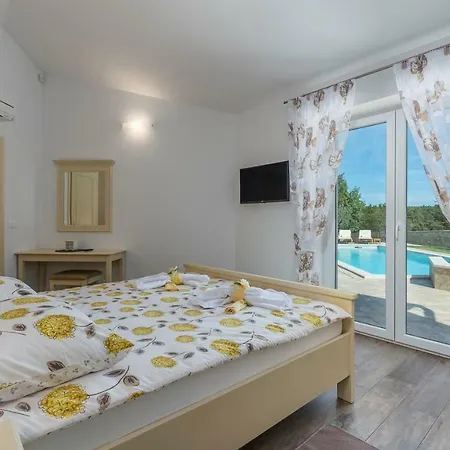Gardenia With Pool, Garden&jacuzzi Tinjan