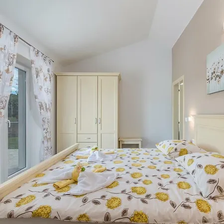 Gardenia With Pool, Garden&jacuzzi Villa Tinjan