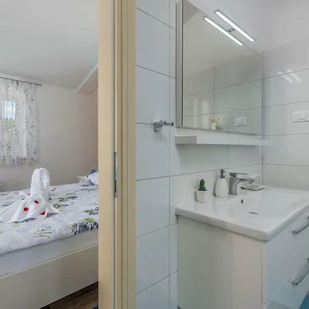Gardenia With Pool, Garden&jacuzzi * Tinjan