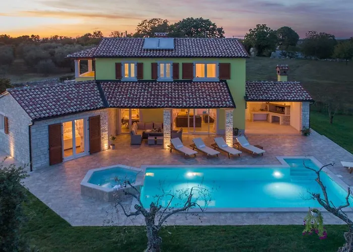 Gardenia With Pool Tinjan