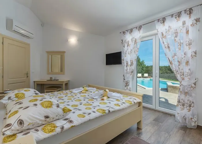 Gardenia With Pool Tinjan