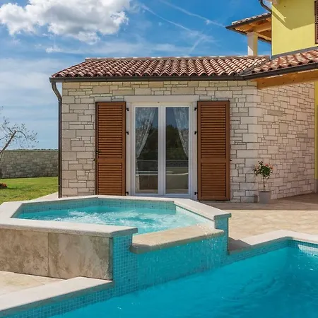 فيلة Gardenia With Pool Tinjan